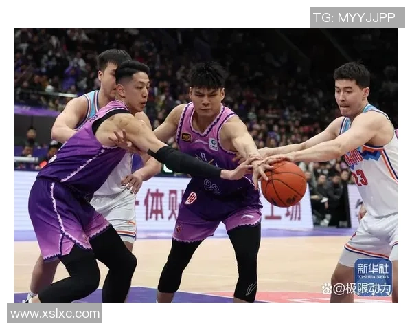 国王队与猛龙队激战正酣比分胶着精彩瞬间回顾与分析 国王队与猛龙队激战正酣比分胶着精彩瞬间回顾与分析